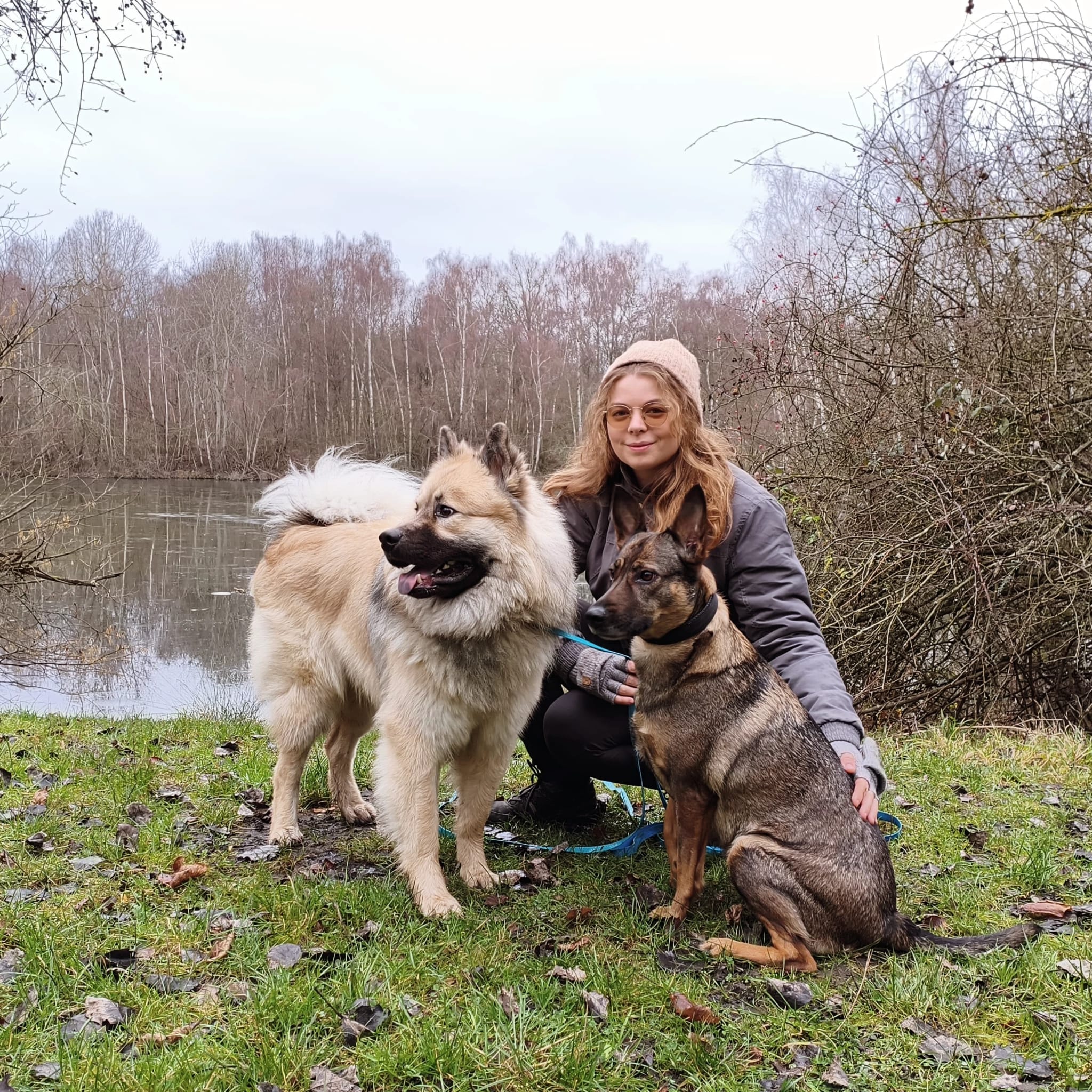 Éducatrice canine en extérieur